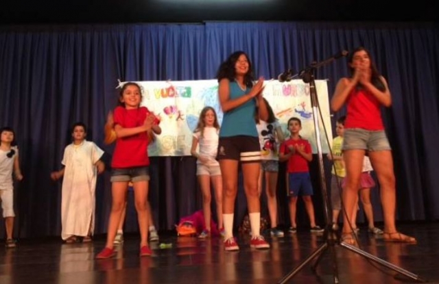 ninos haciendo un espectaculo en un teatro